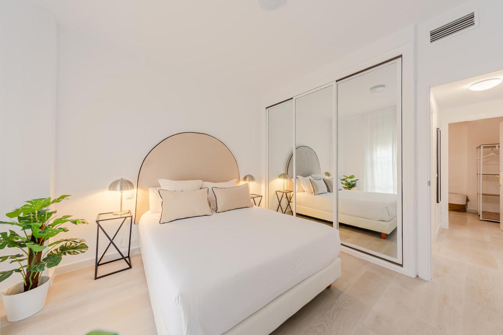 Isg Apartments Becquer Free Parking Inside The Building Sevilla Exterior foto